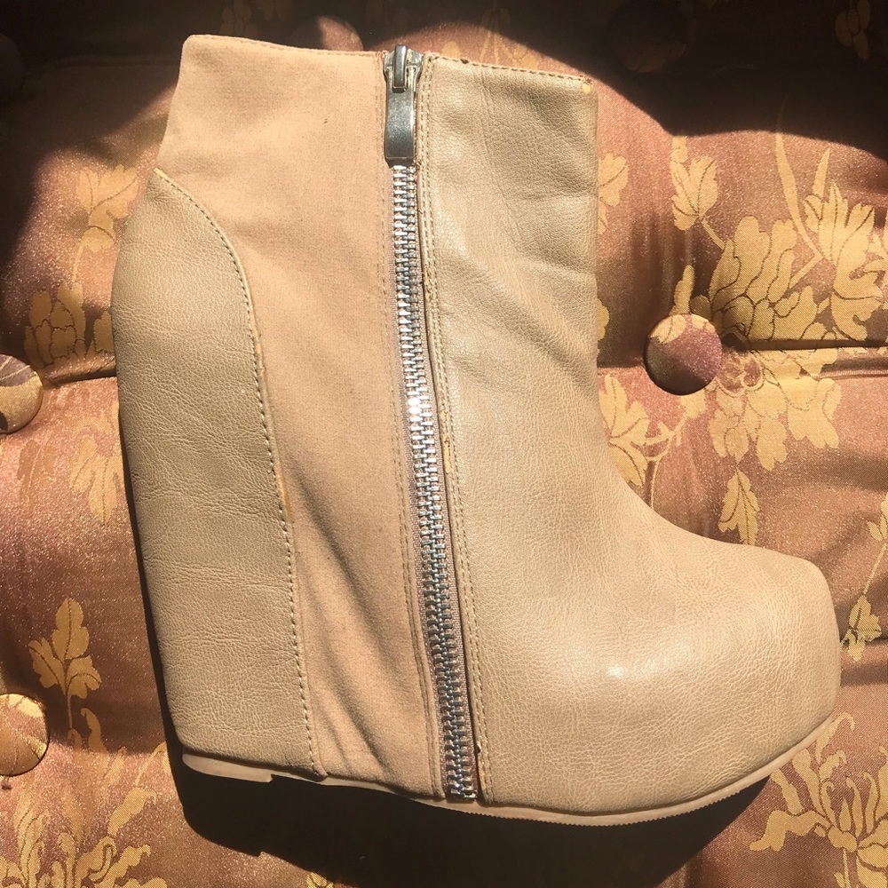 Wedge taupe boots 6